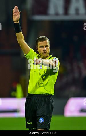 Salerno, Italia. 1 dicembre 2024. Arbitro Federico la penna durante la partita di serie B tra US Salernitana e Carrarese allo Stadio Arechi di Salerno, il 1 dicembre 2024. Crediti: Nicola Ianuale/Alamy Live News Foto Stock