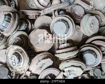 Mine terrestri inesplose e bombe a grappolo sono state raccolte in tutta la Cambogia dopo la guerra, ora ambientate nel Museo delle mine terrestri a Siem Reap in Cambogia Foto Stock