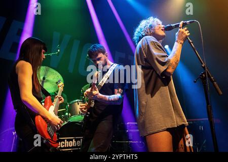Exeter, Regno Unito, 30 novembre 2024. I Blue Violet guidati da Sarah Gotley alla voce si esibiscono agli Exeter phoenix, come parte del loro tour autunnale nel Regno Unito, prima del loro secondo album Faux Animoux. Credito: Mark Passmore/Alamy Live News Foto Stock