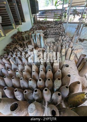 Mine terrestri inesplose e bombe a grappolo sono state raccolte in tutta la Cambogia dopo la guerra, ora ambientate nel Museo delle mine terrestri a Siem Reap in Cambogia Foto Stock