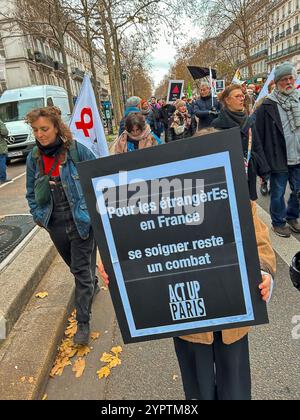 Parigi, Francia, persone, protesta contro l'AIDS, 1 dicembre, 2024, giornata internazionale contro l'AIDS, Act Up Parigi ONG, Organizzazione, segno di protesta di dettaglio, migranti, accesso all'assistenza sanitaria Foto Stock