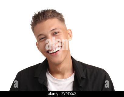 Giovane sorridente con un taglio elegante su sfondo bianco Foto Stock