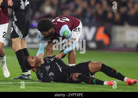 Londra, Regno Unito. 30 novembre 2024. Jean-Clair Todibo del West Ham United tenta di aiutare Gabriel dell'Arsenal in piedi durante la partita di Premier League al London Stadium di Londra. Il credito per immagini dovrebbe essere: Paul Terry/Sportimage Credit: Sportimage Ltd/Alamy Live News Foto Stock