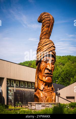 Cherokee, North Carolina - 3 maggio 2017: Vista verticale della statua gigante delle sequoie di fronte al Museo degli indiani Cherokee. Foto Stock