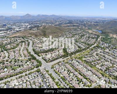 Vista aerea del quartiere suburbano con grandi palazzi a San Diego, California, Stati Uniti. Vista aerea della moderna casa residenziale di lusso Foto Stock