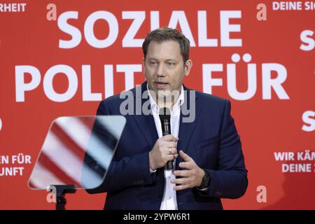 Berlino, Germania - 30 novembre 2024: Lars Klingbeil, co-presidente della SPD, parla alla Willy Brandt House durante la cosiddetta Victory con elettorale Foto Stock