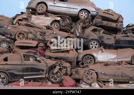 Paiporta. Valencia, Spagna. 1 dicembre 2024. Cimitero delle auto. Un gran numero di persone sono rimaste senza i loro veicoli a causa delle inondazioni del 29 ottobre nel villaggio di Paiporta. Valencia, Spagna. Crediti: Empar Bessó / Alamy News Foto Stock