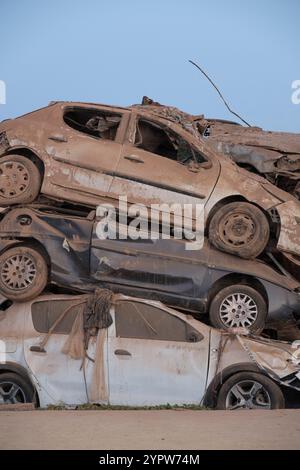 Paiporta. Valencia, Spagna. 1 dicembre 2024. Cimitero delle auto. Un gran numero di persone sono rimaste senza i loro veicoli a causa delle inondazioni del 29 ottobre nel villaggio di Paiporta. Valencia, Spagna. Crediti: Empar Bessó / Alamy News Foto Stock