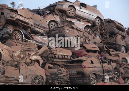 Paiporta. Valencia, Spagna. 1 dicembre 2024. Cimitero delle auto. Un gran numero di persone sono rimaste senza i loro veicoli a causa delle inondazioni del 29 ottobre nel villaggio di Paiporta. Valencia, Spagna. Crediti: Empar Bessó / Alamy News Foto Stock