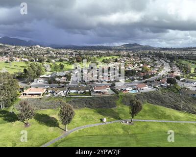 Vista aerea del quartiere residenziale circondato da campi da golf e vallate durante la giornata nuvolosa a Rancho Bernardo, San Diego County, California. STATI UNITI Foto Stock