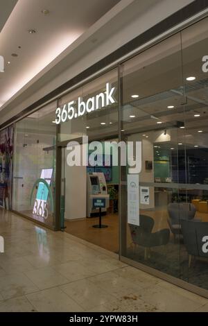 Bratislava, Slovacchia, 15 luglio 2023: 365 filiale bancaria nel centro commerciale Eurovea di Bratislava. Slovacchia, Europa Foto Stock
