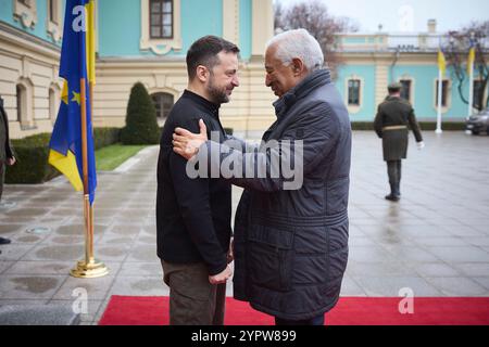 Kiev, Ucraina. 1 dicembre 2024. Il presidente ucraino Volodymyr Zelenskyy, a sinistra, dà il benvenuto al nuovo presidente del Consiglio europeo Antonio Costa, a destra, all'arrivo al Palazzo Mariinskyi, il 1° dicembre 2024 a Kiev, Ucraina. Credito: Presidenza Ucraina/Ufficio stampa presidenziale ucraino/Alamy Live News Foto Stock