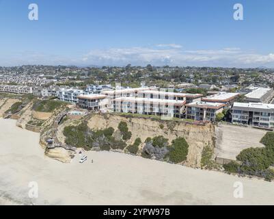 Vista aerea delle spiagge del Mar, delle scogliere costiere della California e della casa con l'oceano Pacifico blu. Contea di San Diego, California, Stati Uniti, Nord America Foto Stock
