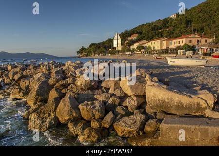 Moscenicka Draga, Croazia, 11 agosto 2022: Villaggio di Moscenicka draga in estate. Istria. Mare Adriatico. Baia del Quarnero. Croazia, Europa Foto Stock