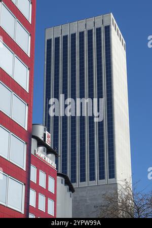 Edifici contemporanei a Zurigo, Svizzera: La famosa torre Swissmill, il grande magazzino di mais della città con una pianta solare sulla facciata, e un Foto Stock