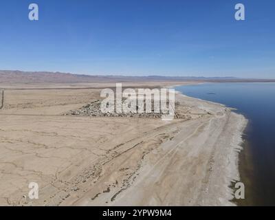 Vista aerea di Bombay Beach e del paesaggio del Salton Sea della California meridionale in California, Stati Uniti. Lago di Rift endorheic del Mare di Salton Foto Stock