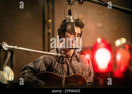 A complete Unknown (2024) diretto da James Mangold e interpretato da Edward Norton e Timothée Chalamet. Biopic su un giovane Bob Dylan che scuote il suo atto sulla scena musicale folk andando elettrico al Newport Folk Festival nel 1965. Fotografia pubblicitaria ***SOLO PER USO EDITORIALE***. Crediti: BFA / Macall Polay / Searchlight Pictures Foto Stock