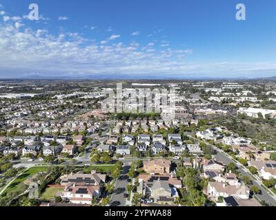 Vista aerea della villa su larga scala nella ricca cittadina residenziale di Carlsbad, California del Sud, Stati Uniti. Riprese 4K di alta qualità Foto Stock