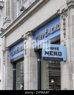Londra, Regno Unito, 22 marzo 2024: L'esterno della caffetteria Caffe Nero a Londra. REGNO UNITO Foto Stock