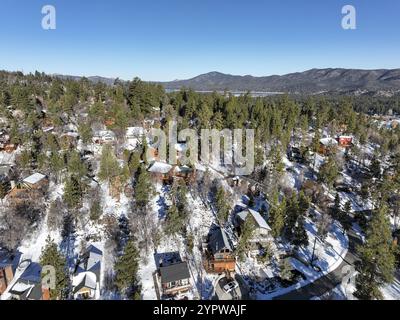 Vista aerea sul Big Bear Lake Village durante la stagione invernale, California del Sud, Stati Uniti, Nord America Foto Stock