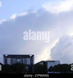 Berlino, Germania, 20 giugno 2022, formazione di nuvole minacciose sopra l'ufficio del cancelliere, Europa Foto Stock