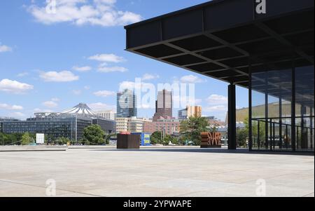 Berlino, Germania, 2 luglio 2022, vista estiva dalla Neue Nationalgalerie al complesso di edifici di Potsdamer Platz, Europa Foto Stock