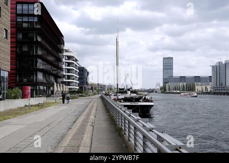 Berlino, Germania, 14 maggio 2022, vista sul fiume Sprea in direzione di Elsenbrucke e Allianzturm sotto cieli nuvolosi, Europa Foto Stock