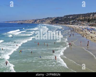 Vista aerea della baia di la Jolla con belle onde e turisti che si godono la spiaggia e la giornata estiva. La Jolla, San Diego, California, Stati Uniti. Spiaggia con paci Foto Stock