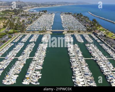 Vista aerea di Dana Point del porto e la sua marina con yacht e barche a vela. sud della Orange County, California. Stati Uniti d'America Foto Stock