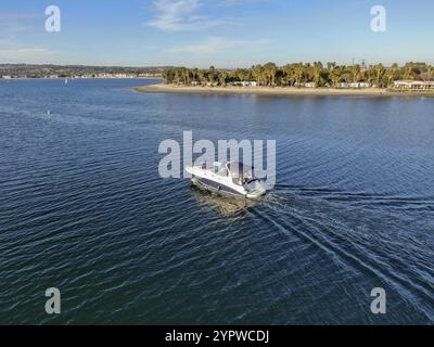 Vista aerea della piccola barca a velocità nella Mission Bay di San Diego, California, USA. Piccoli yacht a motore che navigano su un'acqua calma nella baia. 2 marzo Foto Stock