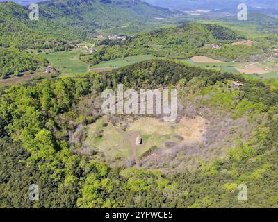 Il vulcano Santa Margarida è un vulcano estinto situato nella comarca di Garrotxa, Catalogna, Spagna. Il vulcano ha un perimetro di 2 km e un'altezza di 68 Foto Stock
