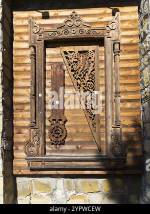 Irkutsk, Russia, 28 agosto 2021: Campioni di sculture in legno vintage nel Museo Irkutsk, Europa Foto Stock