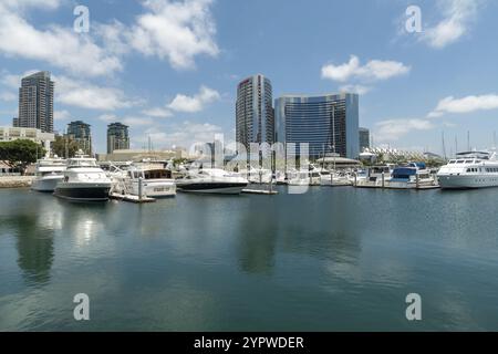 Barche di lusso ormeggiate all'Embarcadero Marina Park North, San Diego. Barca, yacht, nave e vela attraccati al porto. California. STATI UNITI. 6 giugno 2020 Foto Stock