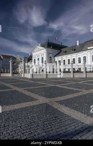 Bratislava, Slovacchia, 20 gennaio 2024: La residenza del presidente della Slovacchia, il Palazzo Grassalkovich. Bratislava. Slovacchia, Europa Foto Stock