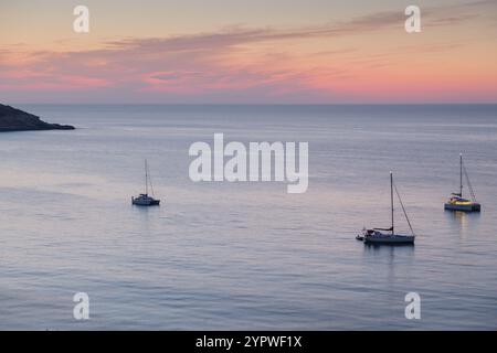 Veleros fondeados frente a Cala Xarraca, Ibiza, Isole baleari, Spagna, Europa Foto Stock