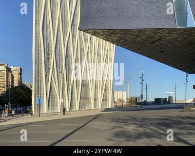 Museo di scienze naturali di Barcellona con Diagonal 00 Torre telefonica, Museo NAT de Barcelona, Modern Architectural Design, Spagna, 2 giugno 2020 Foto Stock