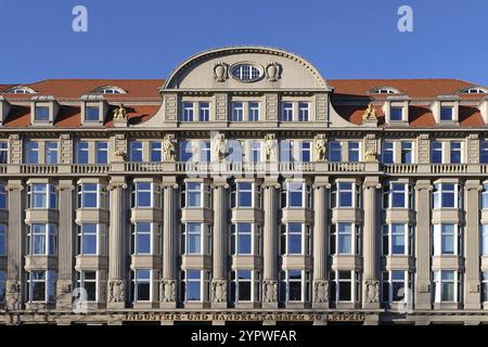 Facciata della camera dell'industria e del commercio di Lipsia in piena luce del sole. Sassonia, Germania, Europa Foto Stock