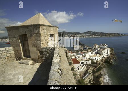 Baluarte de Santa Llucia y barrio de sa Penya, recinto amurallado de Dalt Vila (s.. XVI) .Eivissa.Ibiza.Islas Pitiusas.Baleares.Espana Foto Stock