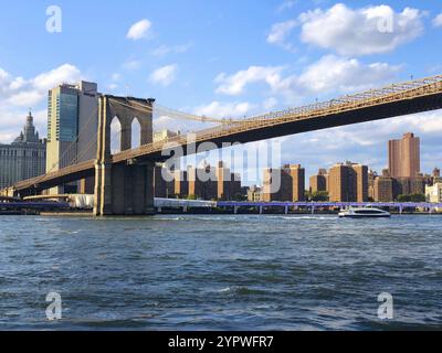 Ponte di Brooklyn e skyline di Manhattan, centro di New York. Vista panoramica di New York sul Ponte di Brooklyn con il fiume Hudson. 22 ottobre 2020 Foto Stock