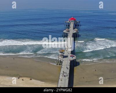 Vista aerea del molo di Huntington, della spiaggia e della costa durante il sole del giorno estivo, a sud-est di Los Angeles. California. meta per surfisti e turisti Foto Stock