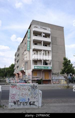 Berlino, Germania, 24 giugno 2022, casa vacante e leggermente trascurata nella strada della comune di Parigi, Europa Foto Stock