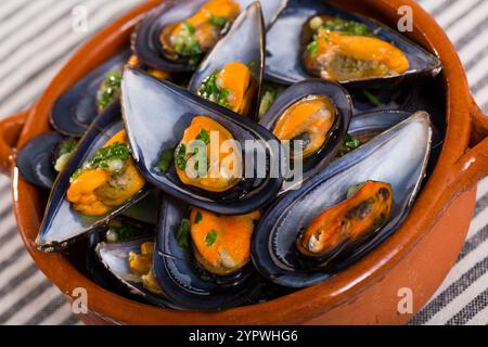 Cozze al forno in pentola di argilla Foto Stock