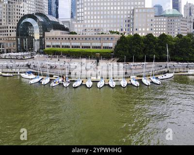 Vista aerea delle barche attraccate al porticciolo di North Cove, sul fiume Hudson a Battery Park a Manhattan con il Brookfield Place Complex e gli edifici per uffici Foto Stock