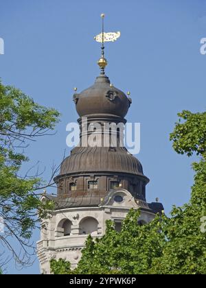 Torre con balcone panoramico in primavera soleggiata: Il nuovo Municipio di Lipsia. Sassonia, Germania, Europa Foto Stock