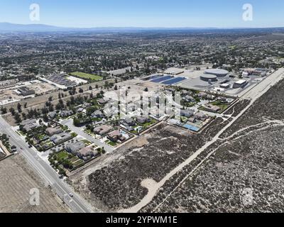 Vista aerea di Rancho Cucamonga, situata a sud delle colline pedemontane delle San Gabriel Mountains e della Angeles National Forest nella contea di San Bernardino, California Foto Stock