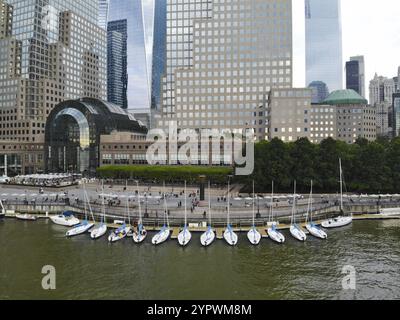 Vista aerea delle barche attraccate al porticciolo di North Cove, sul fiume Hudson a Battery Park a Manhattan con il Brookfield Place Complex e gli edifici per uffici Foto Stock