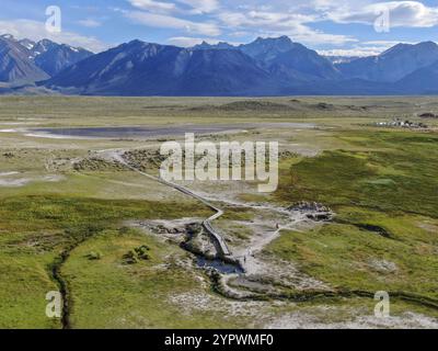 Vista aerea delle sorgenti termali di Wild Willy a Long Valley, Mammoth Lakes, Mono County, California. STATI UNITI. Sorgenti termali naturali di antica attività vulcanica Foto Stock