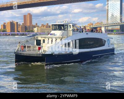 Waterway Boat a Lower Manhattan, accanto al ponte di Brooklyn, New York. Waterway è una compagnia di trasporto privata che gestisce il servizio di traghetto e autobus a New Foto Stock