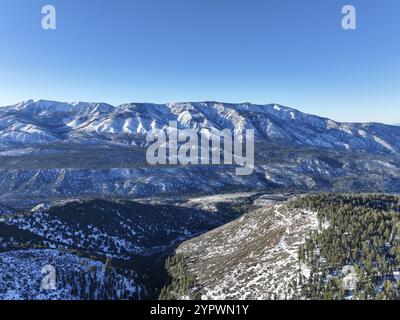 Vista aerea sul lago Big Bear e sulla foresta nazionale di San Bernardino con Now, California del Sud, Stati Uniti, Nord America Foto Stock