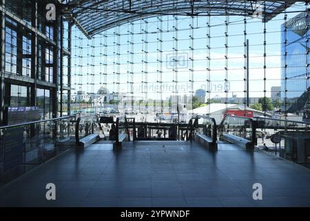 Berlino, Germania, 14 luglio 2022, vista attraverso la facciata di vetro della sala d'ingresso nella stazione principale verso Potsdamer Platz con gli edifici di t Foto Stock